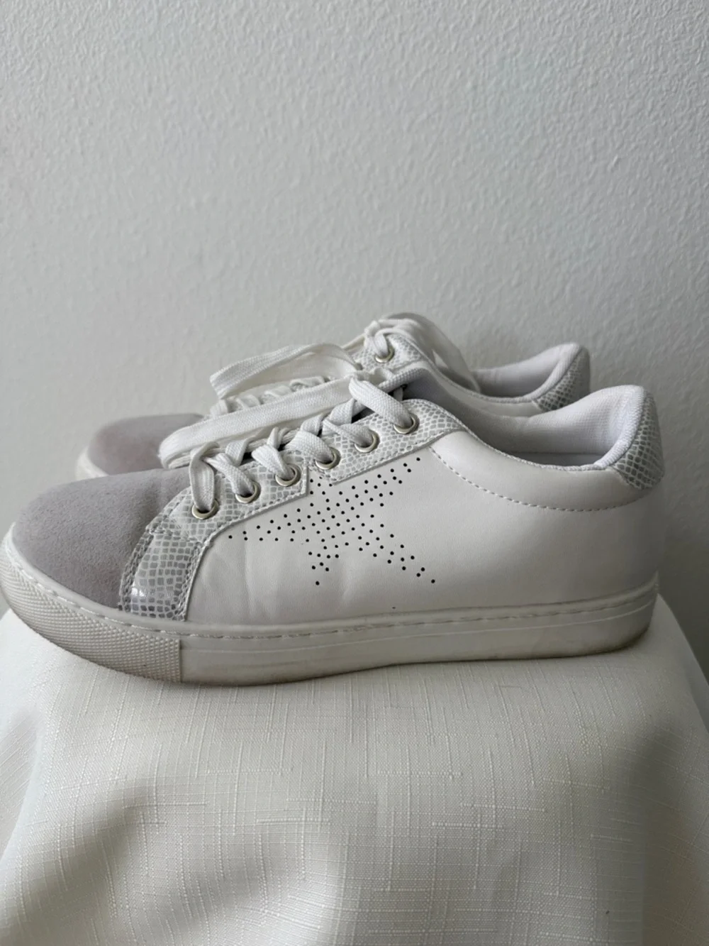 Outwoods Women's White Low-Top Lace-Up Sneakers with Silver Accents - Picture 3 of 8